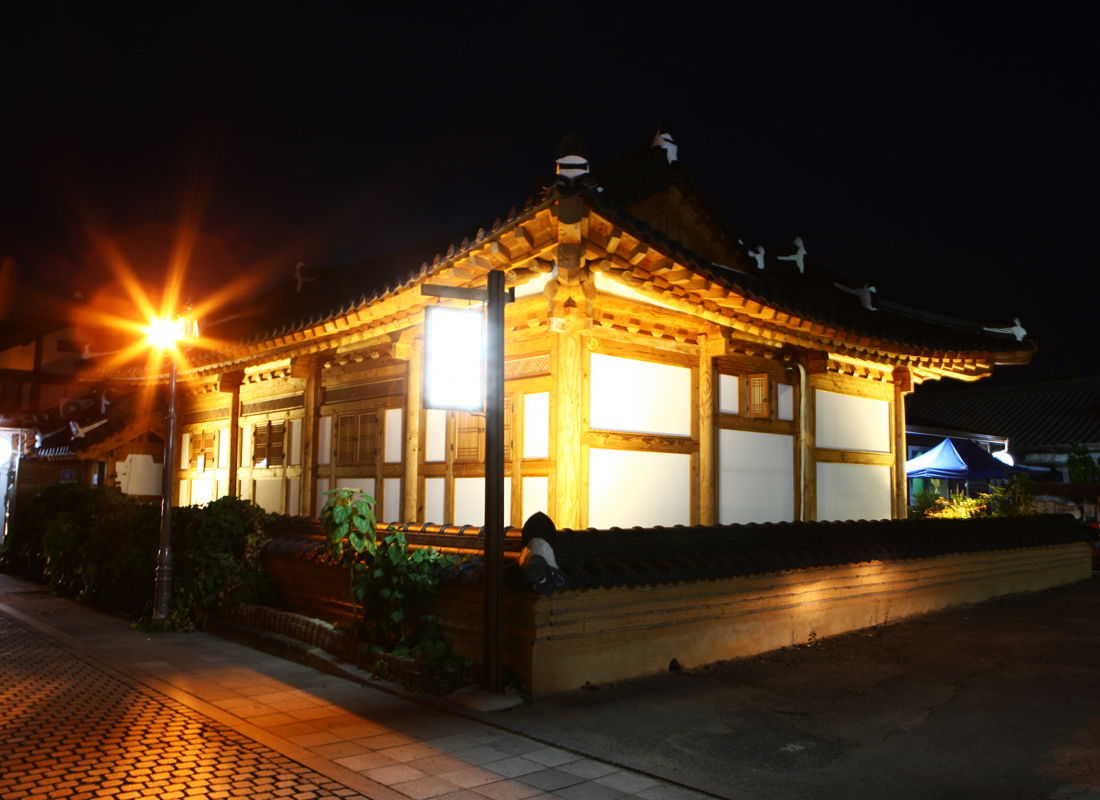 밤에 찍은 향촌의 외관